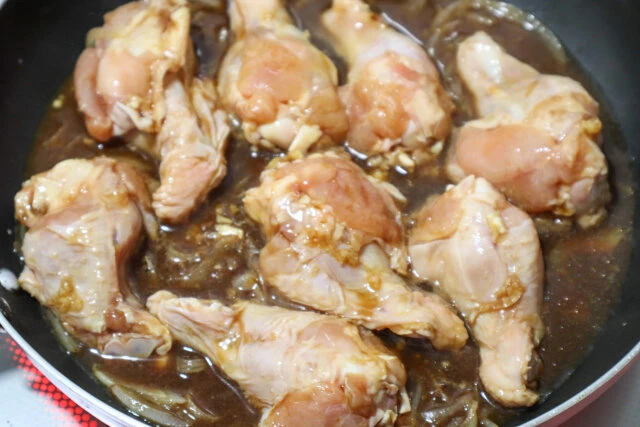 和田明日香さんの『ポン酢アドボ』 ①ニンニク1片をすりおろす ②砂糖大さじ2、オイスターソース大さじ1、ポン酢150ml、すりおろしたニンニクをボウルで混ぜ、タレを作る③手羽元8本にフォークで数か所穴をあける ④手羽元を②に入れタレをなじませ、15～20分漬け込む ⑤