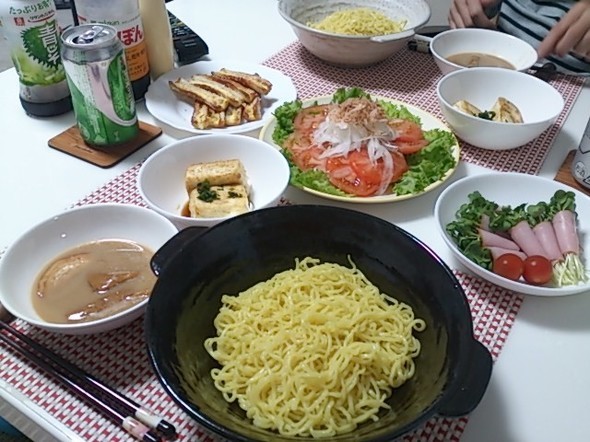 市販の「ざるラーメン」を混ぜそばにアレンジ！ 付いているスープは ざるラーメンで食べる時は 水60ccを足して つけ汁にします 今回は 混ぜそばなのでスープ１袋で２人分たれ器に半分だけ 付いているスープを入れ 白すりごま、ごま油 各小さじ1 砂糖、酢 各小さじ1
