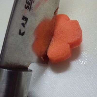 ねじり梅の切り方と作り方。型なしでも簡単！飾り切りにおすすめ。 - LIFE.net