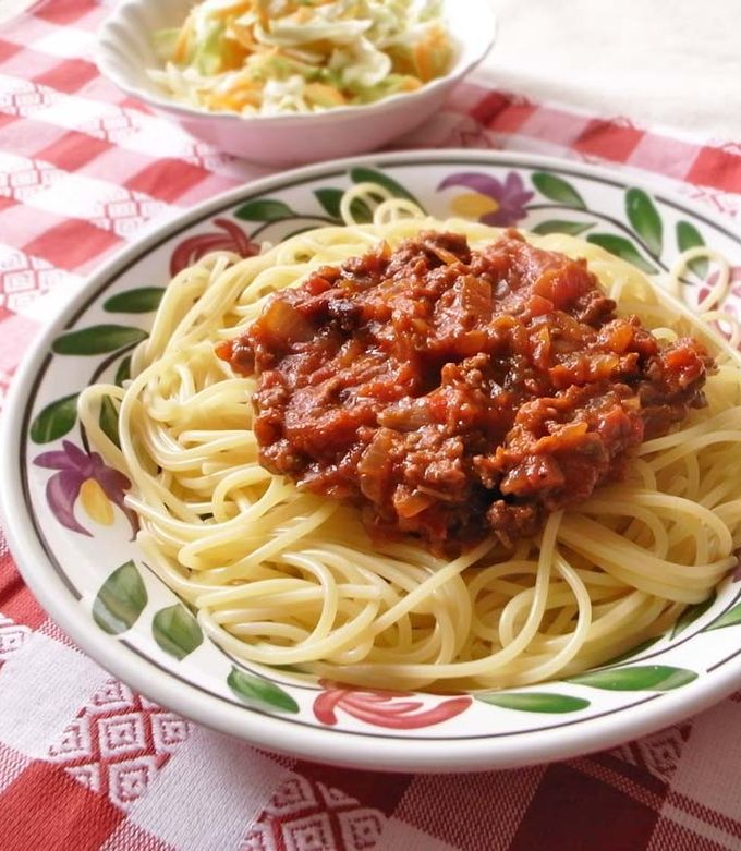 豚こまミートソース』 ひき肉がなくても 豚小間切れ肉を粗く刻んで 玉ねぎと炒めて トマト缶でサッと煮込む 味の決め手は ビーフシチューのルゥを１片 酸味 が強いので 砂糖を小さじ2くらい加えると マイルドに味がととのいます！ミートソースミートソースパスタ