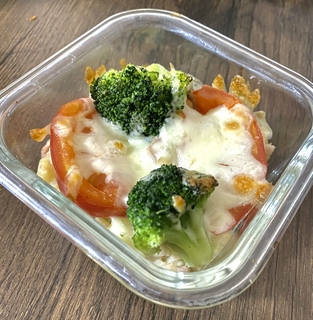 市販品だけでボリューム満点おかず！ポテサラミートボールグラタン