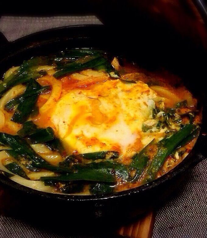 牛チゲ半玉うどん入り」 ファミレスの「ガスト」です ガスト行くといつもハンバーグ頼むんですが、牛チゲを頼んでみました牛肉、キムチ、もやし、ネギ、豆腐と半玉うどんが入った鍋でした ご飯も頼んじゃいました アツアツでおいしい一人鍋でしたガスト牛チゲ