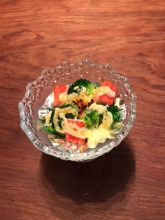 2025.8.7. 木曜日 雨今日のお弁当 🍱 ＊ハンバーグ💛 ＊マカロニとミックス野菜のソテー ＊ズッキーニのカレー粉チーズ焼き＊竹輪とオクラ ＊カニカマ卵巻き🍎 おはようございます😊 暑くて雷にも嫌われていたのに、今度は雨☂️😓 田んぼにとっては恵みの雨になり