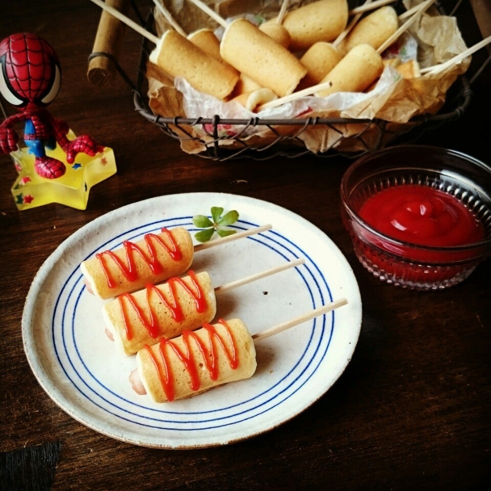 ホットケーキミックスで焼いた 揚げない アメリカンドック 森永ホットケーキミックス200g・全卵80g・牛乳140g・砂糖20g柔らかくしたバター40gの生地にウインナーソーセージと魚肉ソーセージエンゼルPLUS by 森永製菓