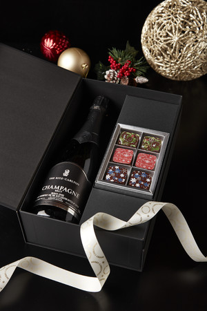 ザ・リッツ・カールトン カフェ＆デリでは、9種類ほどのプチガトーをご用意しております。店内であたたかいコーヒーや紅茶とともに、またはお土産 やご自宅用にテイクアウトで。その季節ならではの味をお楽しみください。 Spoil yourself at The Ritz-Carlton Café& Deli