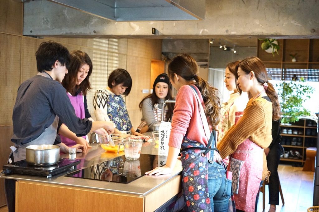 今日は、エバークック主催の親子料理教室をさせていただきました❗️❗️ バレンタインなので、簡単お菓子も作りました✨✨小さなお子さんも頑張って作ってくれていて、本当に楽しい時間でした😊🍓 今日が楽しいバレンタインになりますように💕