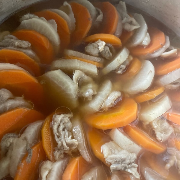 𓂃◌𓈒𓐍 , 大根と豚バラのミルフィーユ鍋〜recipeあり〜, ⁡, こんばんは𓂃𓈒𓏸 , ⁡, 金曜日ですね〜,今週もみなさまお疲れさまでした‼︎, ⁡, ⁡, ジムの帰りにスーパーに寄ったら, ＼めちゃ立派な大根が安かった‼︎ , ⁡, ので , ⁡,今夜は𓂅𓎩, ❝大根と豚バラのミルフィーユ鍋❞, ⁡, にしました‼︎, ⁡, 明日から寒くなりそうなので, ⁡,