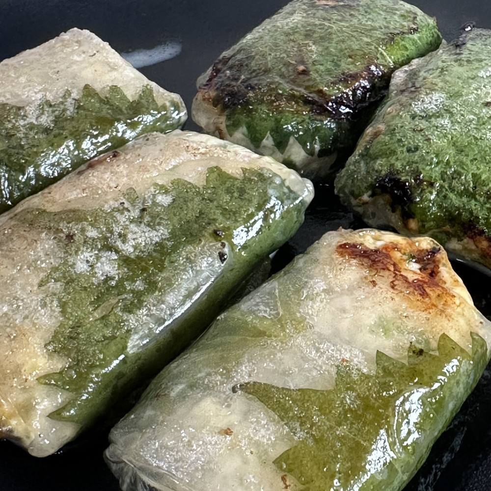 ◎ライスペーパー餃子   材料 2人分  ・豚ひき肉・200g ・えのき・1 2袋 ・ニラ・1 3束 ・ライスペーパー・2枚・★オイスターソース・大さじ1 ・★醤油・小さじ1 ・★生姜チューブ・2cm ・★塩胡椒・適量 ・★ごま油・小さじ1 2  レシピ ①ポリ袋に豚ひき肉、細かく切ったえのきとニラを入れる ②★の調味料を加え、よく混ぜる