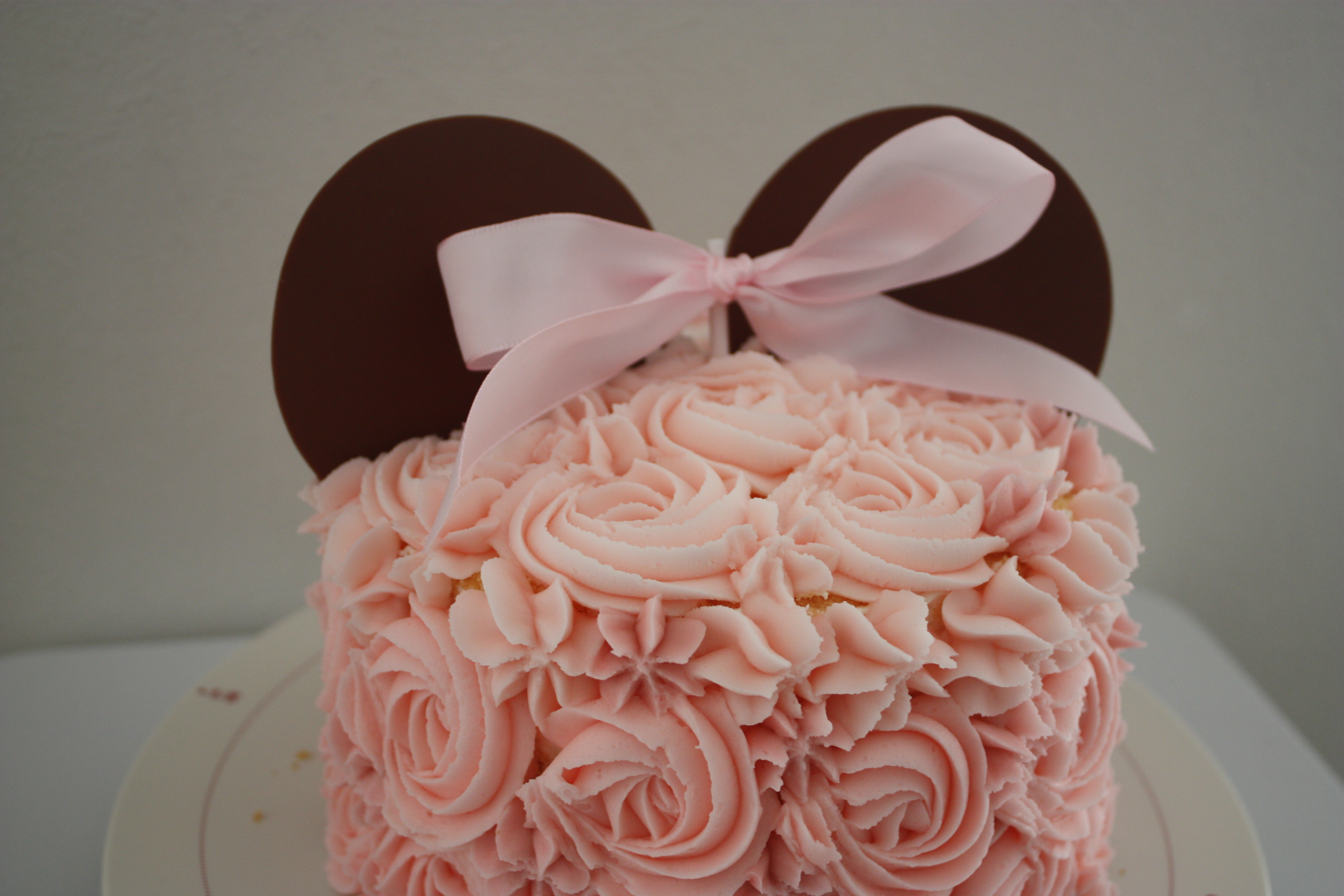 ミニーちゃん🎀ケーキ先日のバースデーケーキ。 大好きなミニーちゃんをテーマにしたケーキになりました♡ 中味は苺サンドのショートケーキに、ホワイトチョコレートを垂らしたドリップケーキです🍓 お誕生日おめでとうございます！ 健やかなご成長をお祈りしており