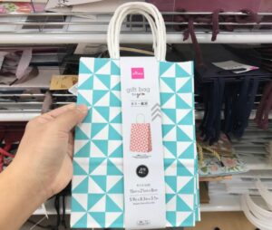 セリアの紙袋は「１００円に見えない」 ラッピングに最適！ 収納の裏技も – grapeグレイプ