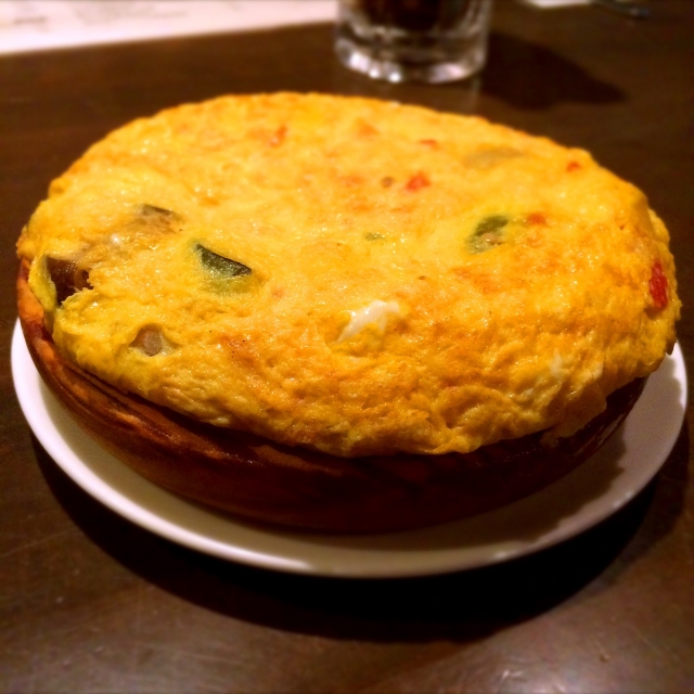 タサン志麻さんのレシピより 🫛豆ののスパニッシュオムレツ🥚 そら豆とスナップエンドウ、ついでにタケノコ、そしてカマンベールも入ったご馳走オムレツ。志麻さんは卵を8個使っていましたが、我が家は節約のため4個にしています。 8個使ったらきっと5㎝くらいの高さに