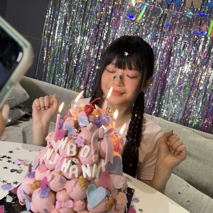 13歳になりました‼️ ママにNewjeans風のケーキ作ってもらった🥹 ケーキにクリーム絞るの大変だったみたい👉🏻👈🏻💦11jc1女子中学生ニュージーンズnewjeans手作りケーキ