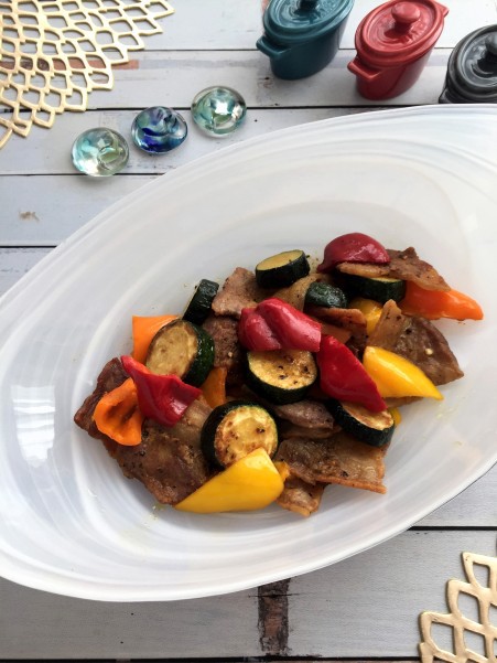 手軽でおいしい“タンパク質”ごはん「豚バラ肉、にら、玉ねぎのさっぱり炒め」のつくり方。バルサミコソースで食欲アップ！元気で若々しい体に 長谷川弓子さん 料理家・栄養士1 2- 天然生活web