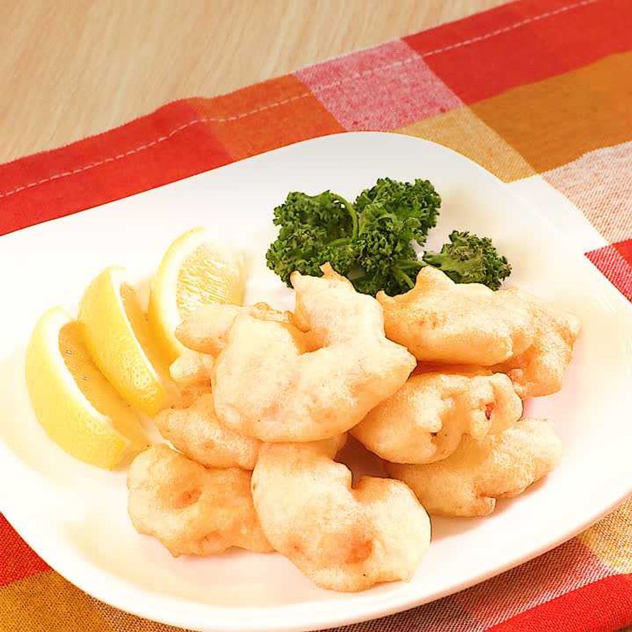 サクッと軽い衣に包まれたプリプリえび✨ おうちで簡単に作れる えびのフリッター をご紹介します🙆‍♀️ －－－－－－－－－ 📌材料 ・えび約10尾 ・片栗粉大さじ1 ・揚げ油適量フリッター衣・小麦粉100g ・牛乳100ml ・卵1個 ・塩