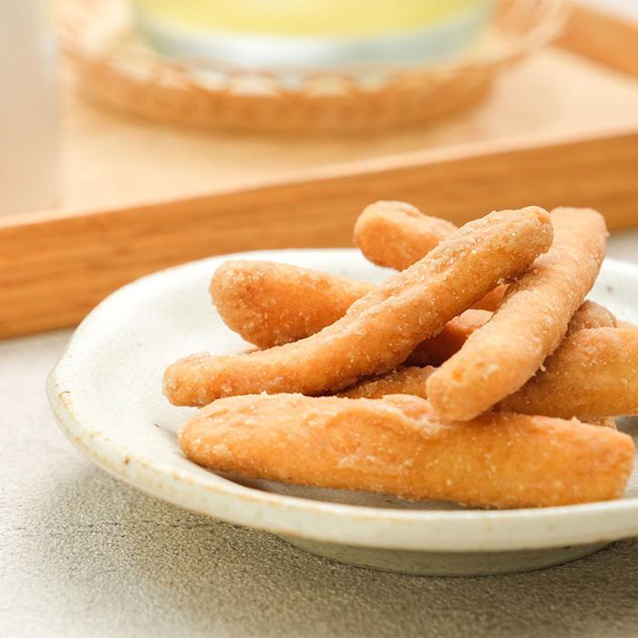 ▷▷▷ 韓国で大ブーム！“ハルメニアル”な最旬スイーツ「薬果 ヤックァ 」 韓国でいま、Z世代を中心に大ブームとなっている「薬果 ヤックァ 」。揚げた生地にしょうが風味のシロップをしみ込ませた伝統菓子で、その人気はおしゃれなカフェやコンビニでもフィーチャー