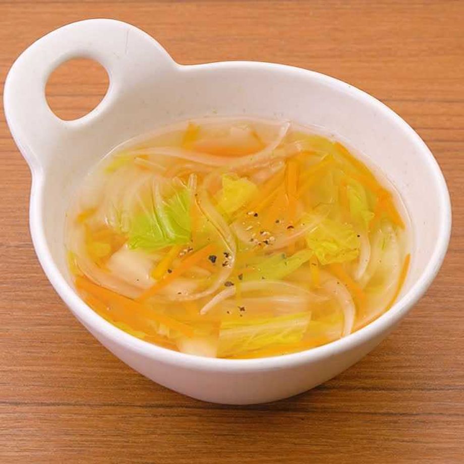 パパッと完成！ 白菜とにんじんと玉ねぎのコンソメスープ