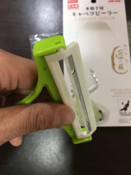 ダイソーVSセリア 100均千切り＆キャベツピーラー対決 ふわふわ食感の千切りキャベツができるのはどっち？マネーの達人