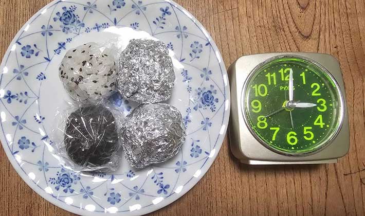 おにぎり」はアルミホイルとラップ、どちらで包むべき？おいしく作るコツも - macaroni