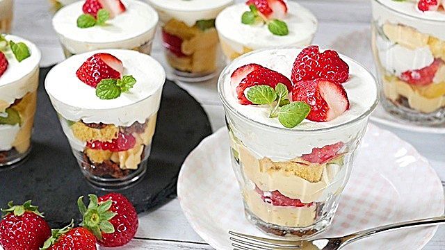 材料2つ 混ぜてチンするだけ！爆速カップショートケーキ🍰