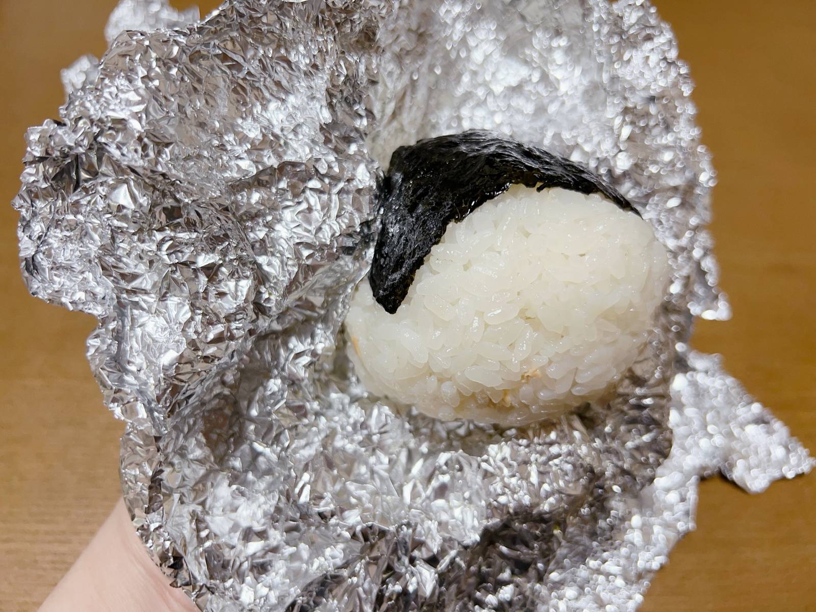 アウトドアで手を汚さず食べられる、おにぎりの作り方３選料理・レシピBE-PAL キャンプ、アウトドア、自然派生活の情報源ビーパル