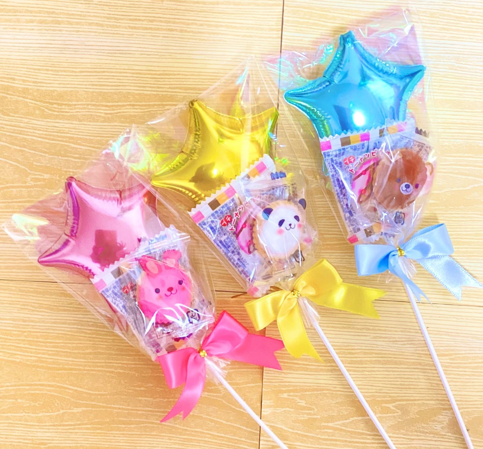 子供さんへのプレゼントに人気のお菓子ブーケ💐🍭🩵, チョコレートをたっぷり使いたいところだけど, 夏は厳しい！！, 溶けにくいお菓子を使った,夏バージョンのお菓子ブーケです🍬,フラワープロデュースユズ,𝐟𝐥𝐨𝐰𝐞𝐫𝐩𝐫𝐨𝐝𝐮𝐜𝐞𝐲𝐮𝐳,徳島県 三好市池田町,お菓子ブーケ,フラワープロデュースユズのお菓子ブーケ,お菓子の花束