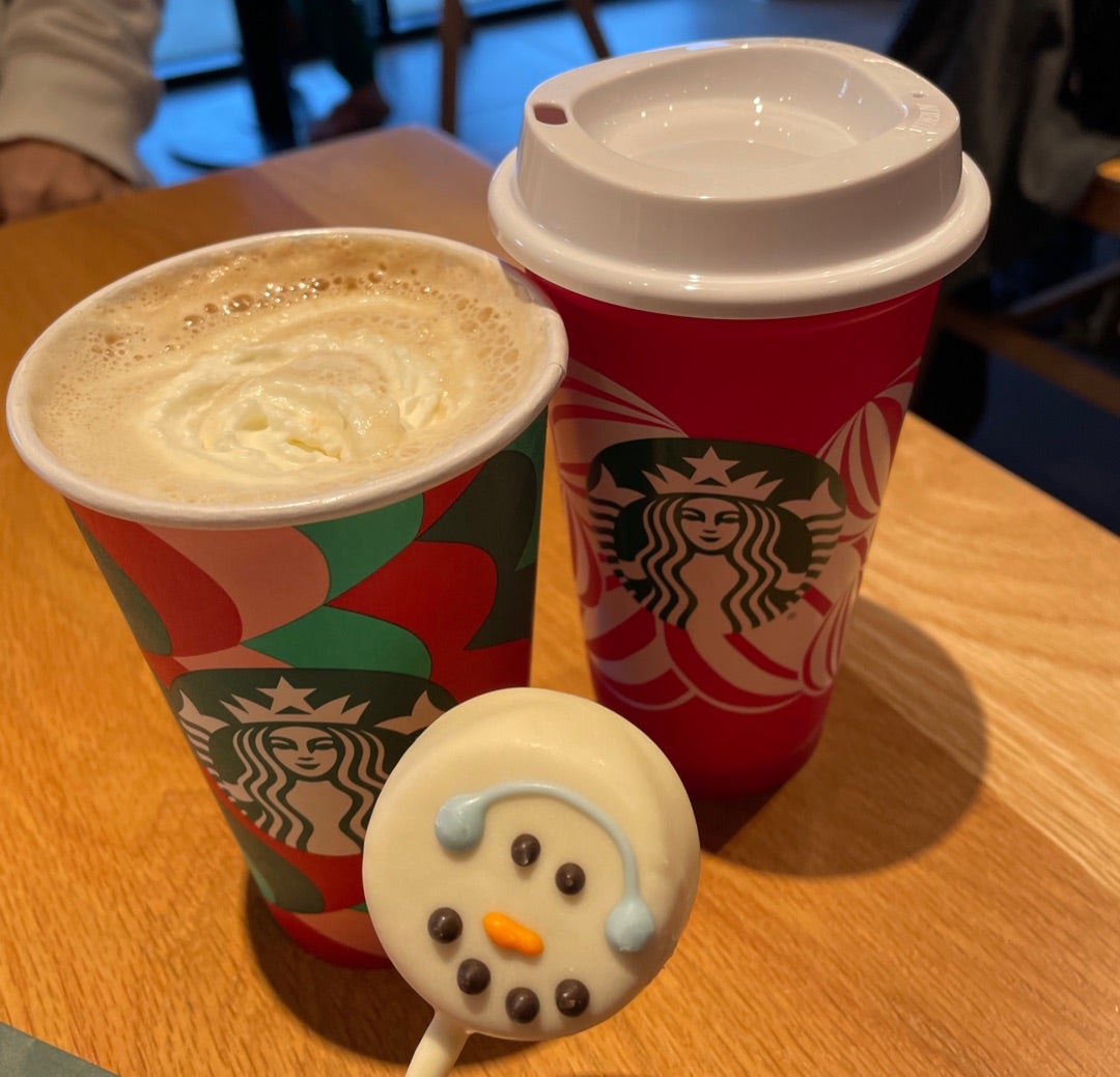 スターバックスで「パプチーノ」って頼むと、犬にあげるホイップクリームのカップくれるんだよ！ : r aww