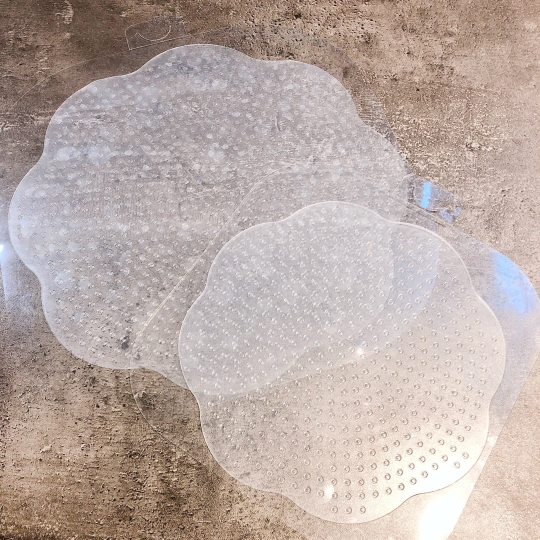 crasista_jp⇦楽しい暮らしお届け中 〻〻話題のこれ〻〻 地球に優しいシリコーンラップ、 使い勝手ってどうなの？🌎と思って使ってみました🌱 想像以上にピタッと止まって、 レンジも食洗機もOKなので、 すごく便利でした ！✨ ラップのイライラもないし、 使い捨てで