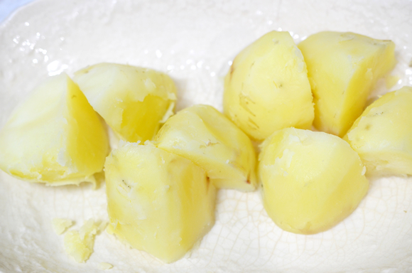 レンジで作る新じゃがバター ほくほく食感がたまらない！じゃがいも1つで完成♪新じゃがならではのおいしさmacaroni マカロニ