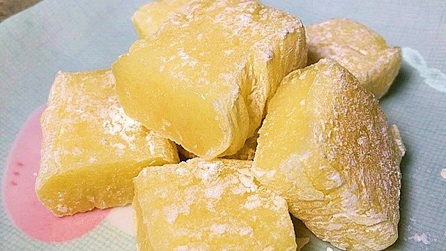 鉄拳 Tekken初めてお家に『自動餅つき機』がやって来た日。 電子ジャーの中でお餅がクルクルと丸くなっていくのを、ずーーーっと、見ていました。笑 あんころ餅で食べるのか、砂糖しょうゆで食べるのか、 甘いきな粉か、バターとジャムも大好きだなぁ〜、 と、思っ