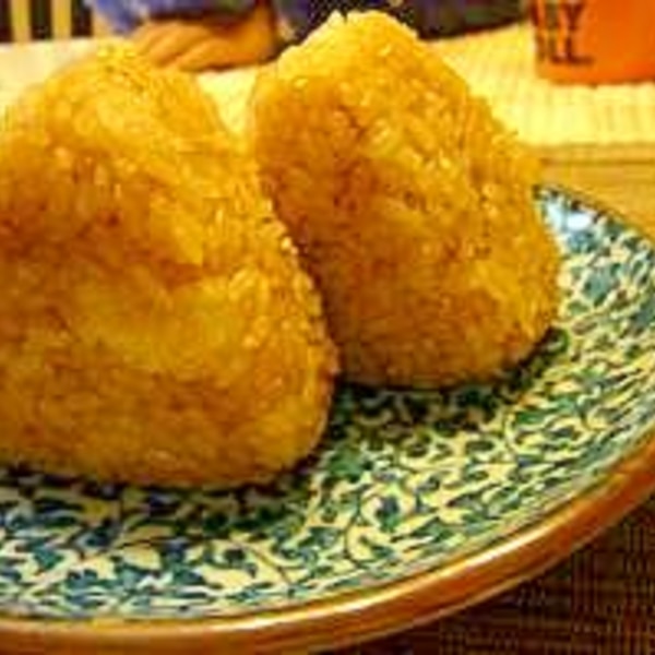 味付けはめんつゆだけ！簡単「カリカリしらすの焼きおにぎり」 - 朝時間.jp