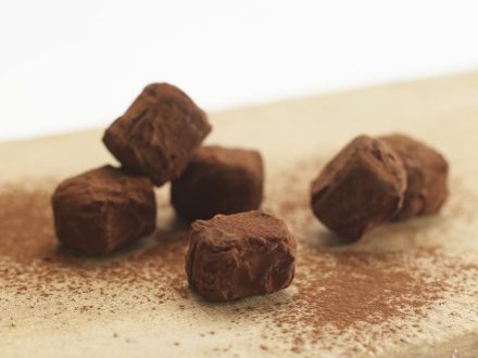 rako_yarikuri ⁡ 材料3つ まるでムースみたいな まるごと豆乳チョコぷりん ⁡ ⁡ 美味しそう！や作ってみたい！と思ったらコメント欄に「😍」を押してください✨ ⁡ ⁡ ⁡ ○材料○ ・豆乳１パック 200ml ・チョコレート 50g ・ゼラチン 4g ⁡お好みでトッピング・ココア