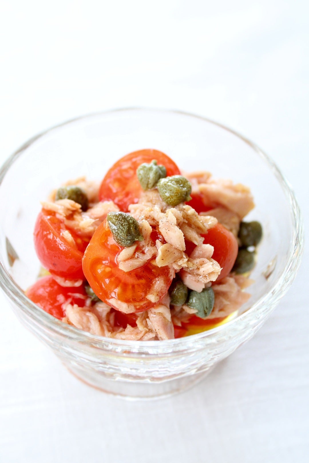 トマト＆ツナの最強コンビ✨✨﻿ とってもお手軽なサラダです🥗﻿ ﻿ 切って和えるだけなので台所に立ってたった5分で完成🥰﻿ ﻿お酢が入ってるのでさっぱりしててとても食べやすぐなってますよ😉﻿ ﻿ 作り置きにも🙆‍♀️﻿ ﻿ ﻿+:-:+:-:+:-:+:-:+:-:+:-:+:-:+:-:+:-:+:-:+