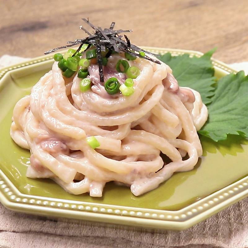 いかちゃんの『塩辛とたらこのクリームうどん』 ①冷凍うどん1玉をレンチンし解凍する ②市販のたらこパスタソース1袋を和える③熱いうちにコーヒーフレッシュ2個分を混ぜ合わせる ④イカの塩辛40gを入れよく混ぜる ⑤器に盛り付け、刻んだ大葉、刻み海苔をふりかけ完成