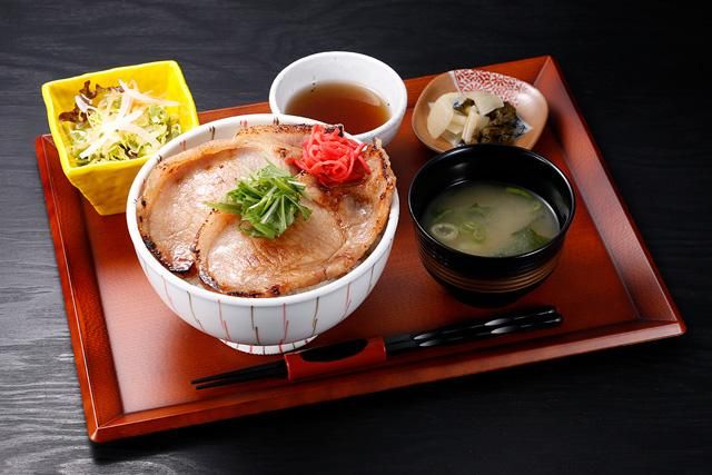 全国丼グランプリ3年連続金賞！秩父荒川の「たぬ金亭」で絶品の豚玉丼を。「ちちぶる」秩父の観光、グルメ、パワースポットなど情報発信サイト