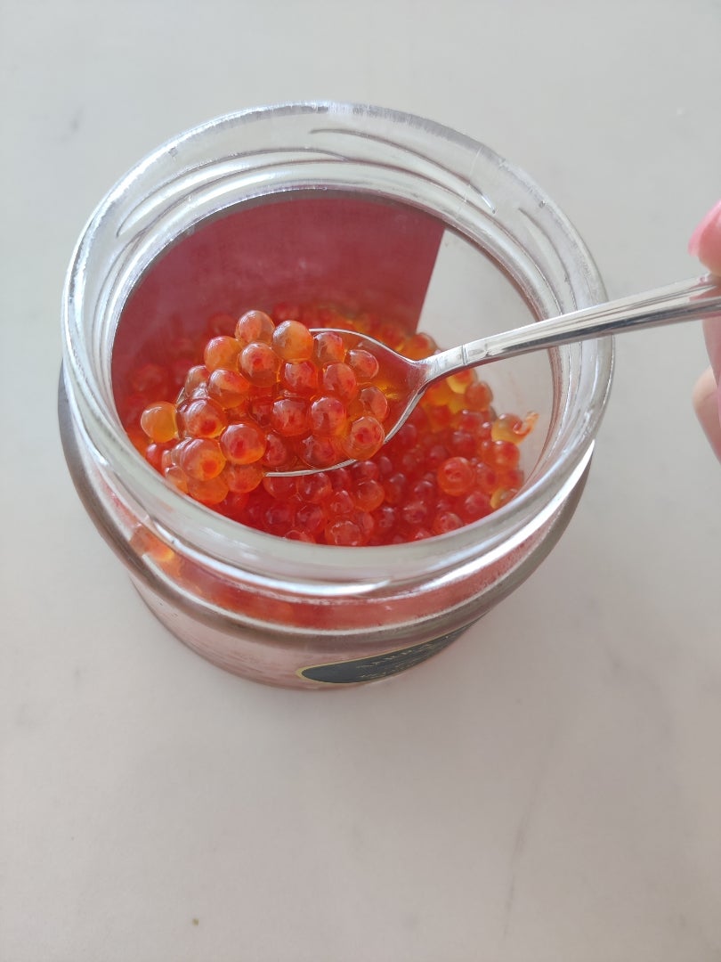 いくら軍艦 一貫 』253円 税込Salmon roe ぷちぷちと弾ける食感と濃厚な旨みが楽しめるいくら軍艦☺️✨ いくら はロシア語の「икра ikra 」が語源！実は「魚卵」という意味なんです🐟✨ 日本語では「生まれる」という言葉にも通じるため、 縁起の良い食べ物としても