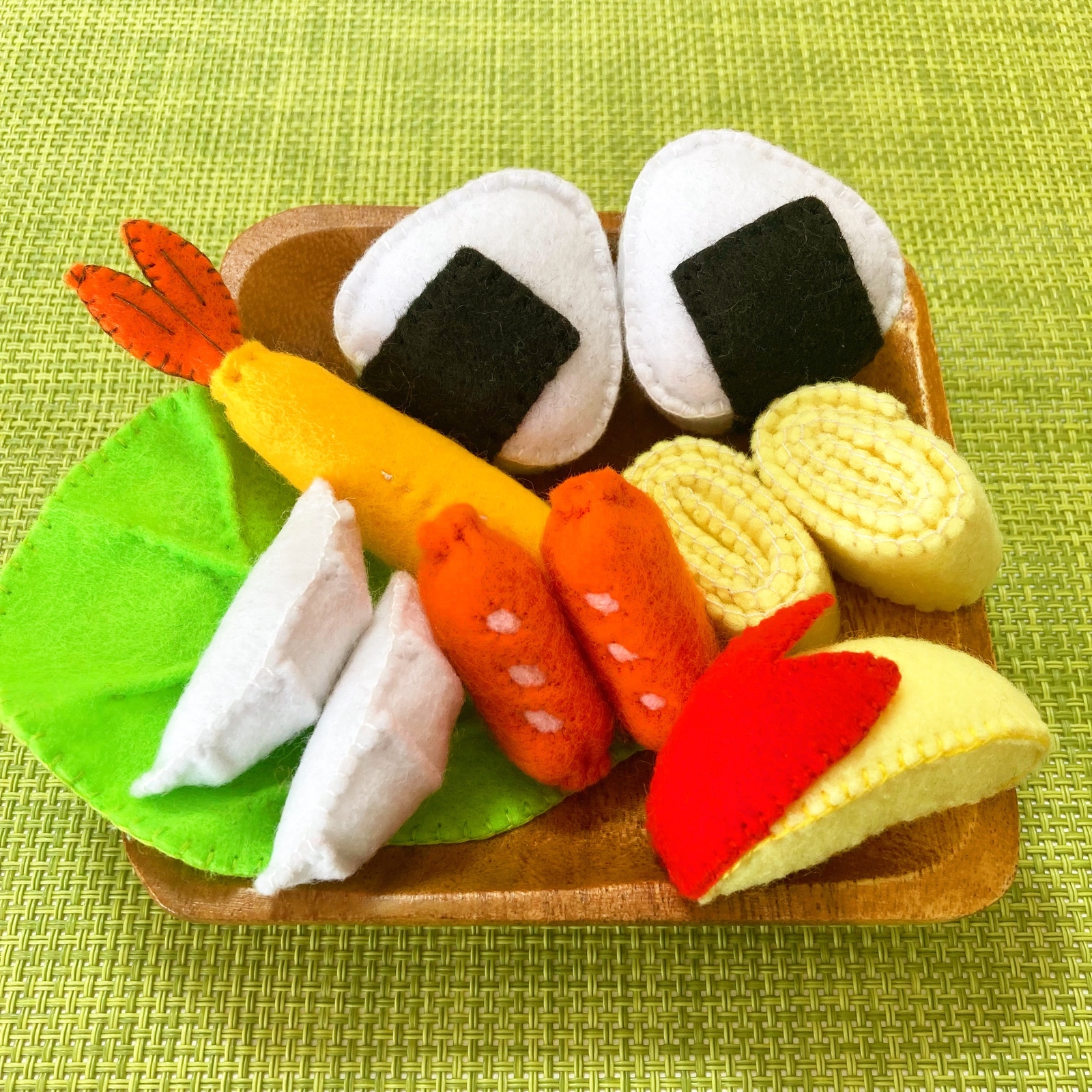 フェルトで作る挟み巻きおにぎり 無料型紙＆作り方 手作りおままごと手芸＊あまなつのフェルトキッチン＊