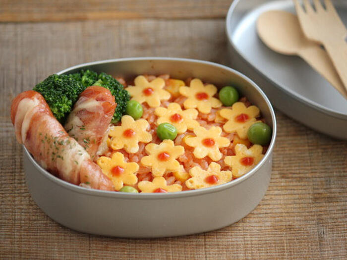 子供 幼稚園児 が喜ぶオムライス弁当コロッケ付きの写真・画像素材-Snapmart スナップマート