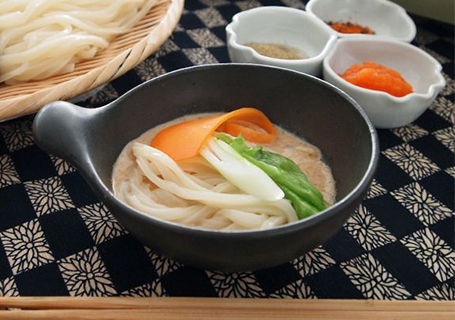 ピリ辛つゆの焼きしゃぶざるうどん