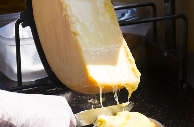 チェダーとラクレット、どっちのチーズにおぼれる？ 最重量級チーズソースのバーガーを2024年は選べる2種類！ 「チーズにおぼれるフィレバーガー」1月4日 木 から数量限定で発売日本ケンタッキー・フライド・チキン株式会社のプレスリリース