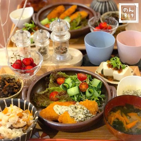 今日の献立は 🍀クリームシチュー 🍀白身魚のムリエル 🍀グリーンアスパラのソテー 🍀フライドポテト 🍀林檎🍎 でしたー🌈 ムニエルはローズマリーを使用しました🐟アスパラのソテーがとてもよく合います👍 シチューはアシスタントひなこさんの好物ですので🍲 今日も