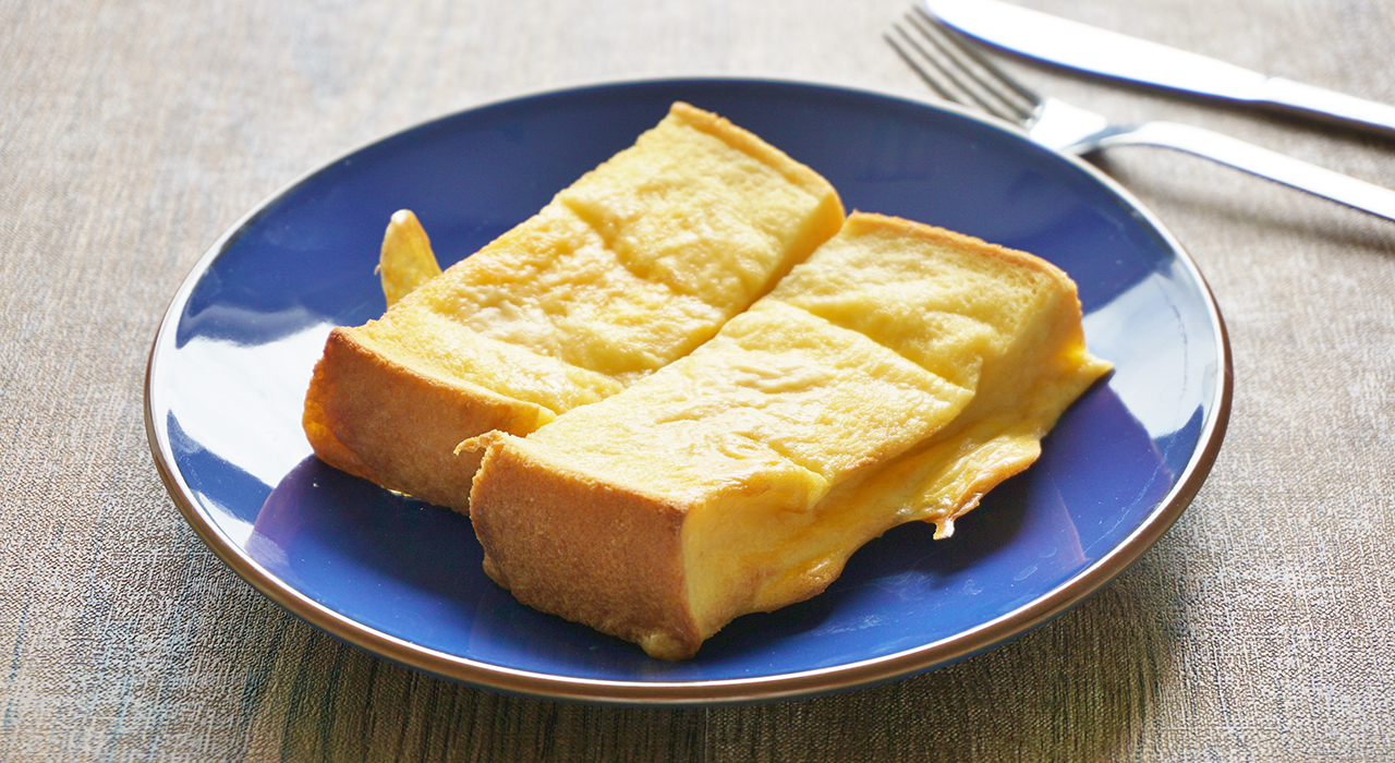アンデルセンイギリスを使ったアレンジレシピ🍞 「焼きりんごのフレンチトースト」 りんごとシナモン、 ローストアーモンドをトッピングした 秋の フレンチトースト。 アイスクリームをのせてデザートとして またティータイムにもおすすめです🍎 □材料 1人分