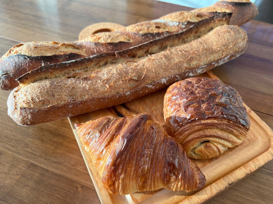 先日、神楽坂のパン・デ・フィロゾフ榎本哲シェフにお越しいただき、3種のバゲット製法とマリアージュと題してレッスンを開催しました♪ 今回はアルファー バゲット、バゲット、バゲットオリゼーのレシピ初公開❗️ お店と全く同じ材料、製法をハッピークッキングで再現し