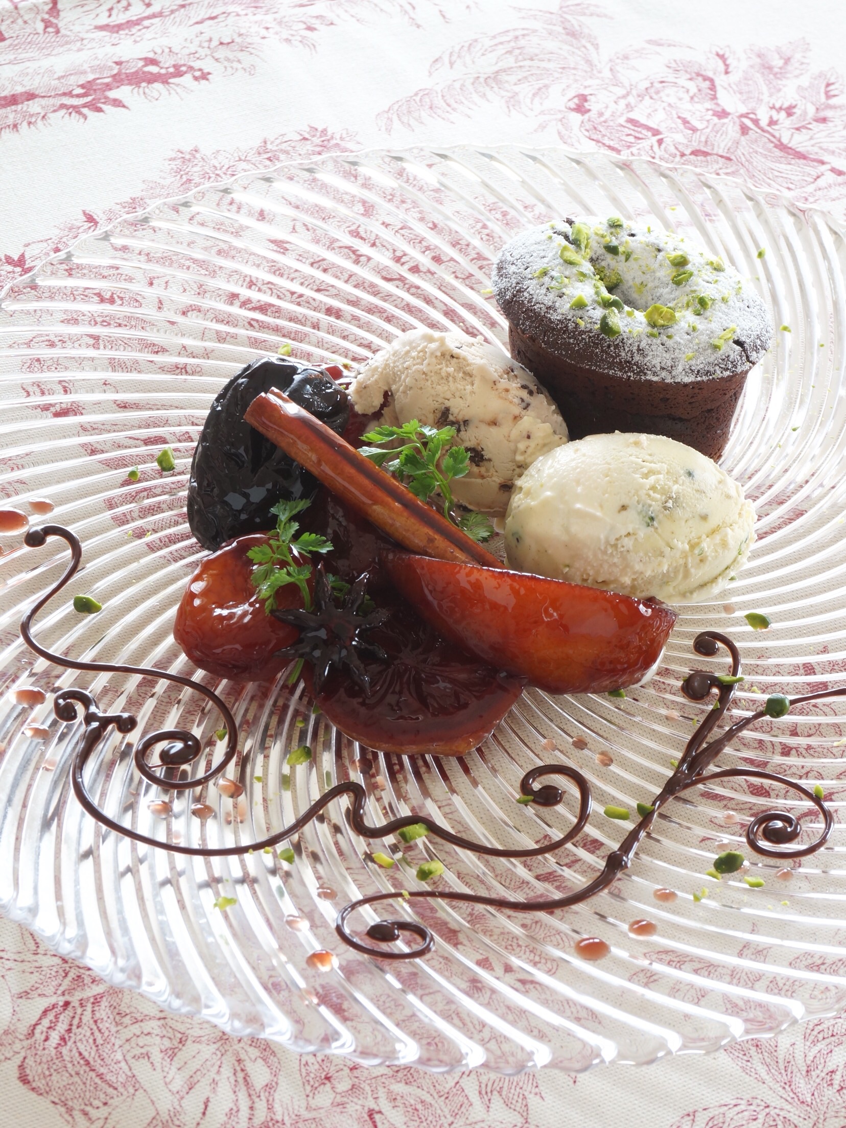 ☆アシェットデセール☆ 今年は皿盛りデザートも頑張ってます😆 柑橘をふんだんに使ったデザート😆 柑橘のソース、ジュレ、実、アイス、ムース、メレンゲ、クリーム、チョコレート柑橘の酸味、爽やかさ、みずみずしさを活かしたデザート😆😆😆アシェットデセール