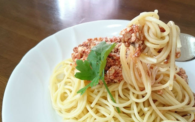 料理家さんの納豆レシピ「トマトとガーリックの納豆パスタ」 - 北欧、暮らしの道具店