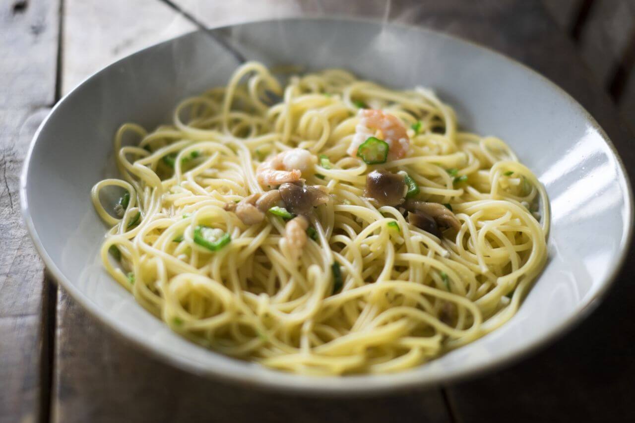 本日のランチ 中国広東料理 聚宝さん 鶏の唐揚げ定食 御飯大盛 ¥935 ここの唐揚げ は一口で食べれる大きさで衣に味がついていて調味料はいらないです。ボリュームもあります