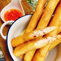 エビの三角春巻きの作り方♪はんぺんチーズ大葉入りで美味！チーズが溶けて油跳ねしない！少ない油でもパリパリ！おつまみに最高！ - YouTube