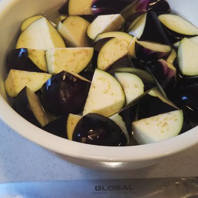 秋ナスに油を吸わせず、ヘルシーにおいしく調理する裏ワザオリーブノート公式 - カラダに美味しい、オイルのノート