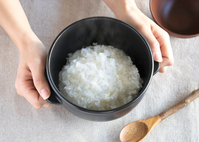 楽天市場本日P5倍+楽天カード4倍! レンジで炊飯 電子レンジ用 炊飯器 1合炊き オシャレな陶器製 電気代節約 一人暮らし お弁当用ご飯 釜炊飯鍋 レンジ調理器 ちょい炊き おひつ 一人用 便利グッズ 炊飯マグ 一人暮らし 新生活特集60N◇ 楽炊御前:ブラック