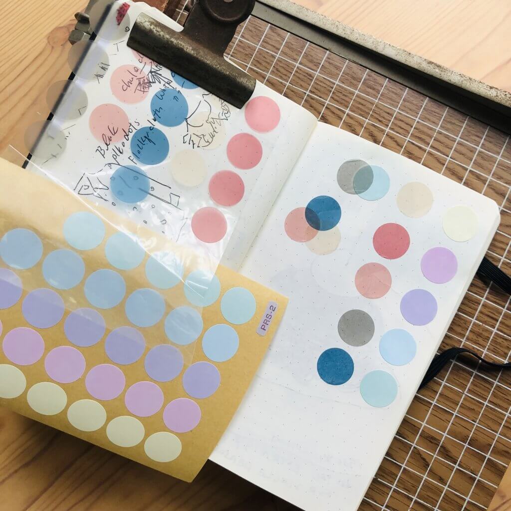 こんにちは𖤣𖥧𖥣｡ ▷ 丸シール活用 1月っぽいものをシールで作ってみました ✂︎ サイズや色を変えればさらにバリエーションが広がりますね！参考にしてください𓂃𓈒𓏸 使っているシールも 楽天roomにのせてます ✐౾ * * ご覧いただき