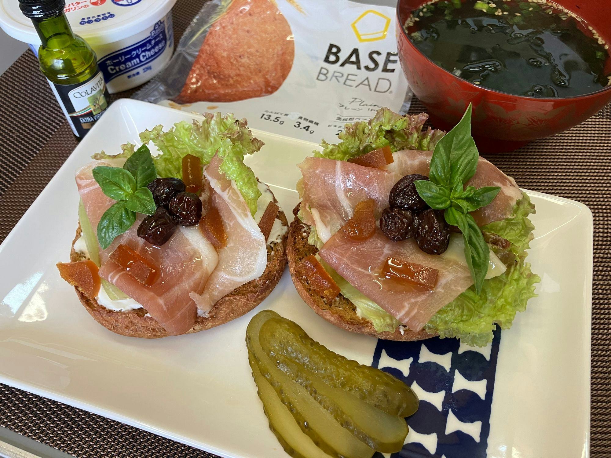 ◇からすみレシピ◇ 「からすみの焼き春巻き」 からすみとオクラ、チーズを使った おつまみにもぴったりな春巻きです。作り方①からすみは2㎜のスライスに。オクラは洗って、タテ半分に切る。カマンベールは8棟分する。②春巻きの皮の上に、オクラ、からすみ